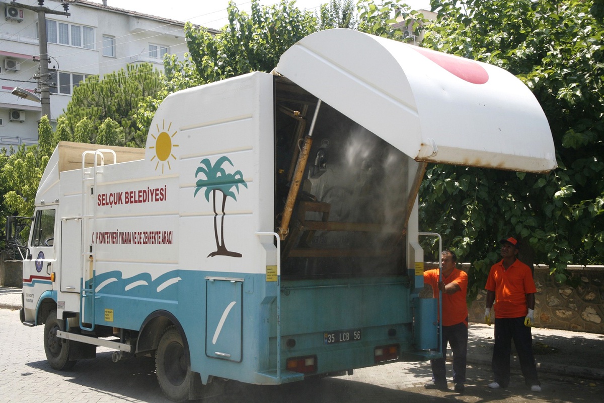 Selçuk\'ta Tüm Çöp Konteynerleri Bakıma Alındı