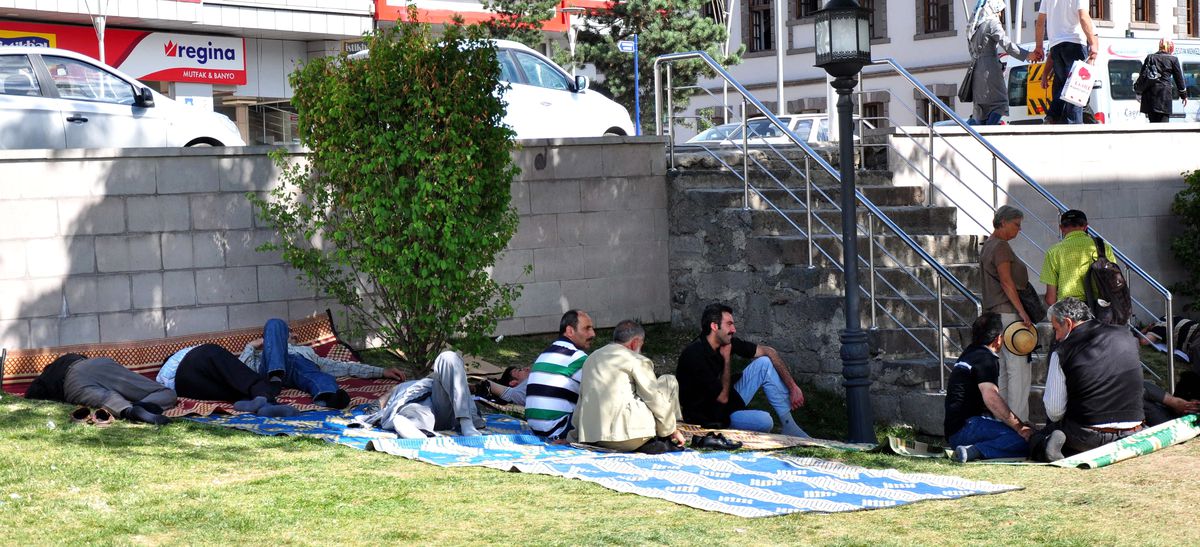 Sıcaktan Bunalan Vatandaşlar Gölge Alanlara Akın Etti