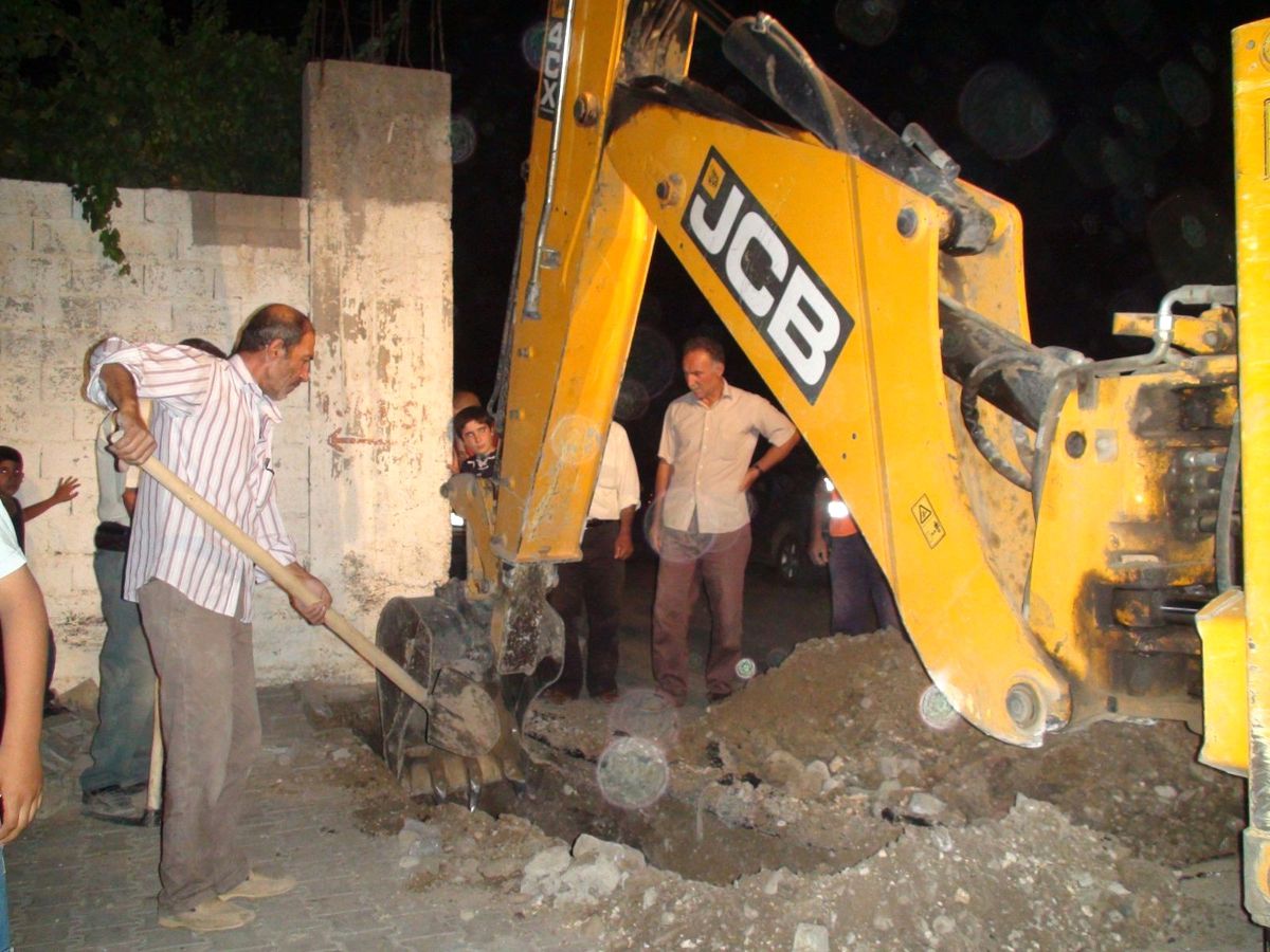 Silvan Belediyesi Çalışmalarını Gece Yürütüyor