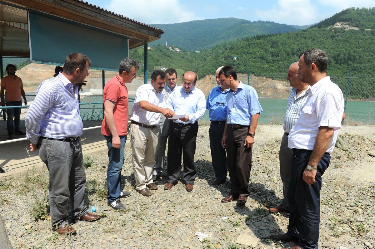 Trabzon\'da Sıcaklarda Vatandaş Buz Gibi Musluk Suyu ile Serinliyor