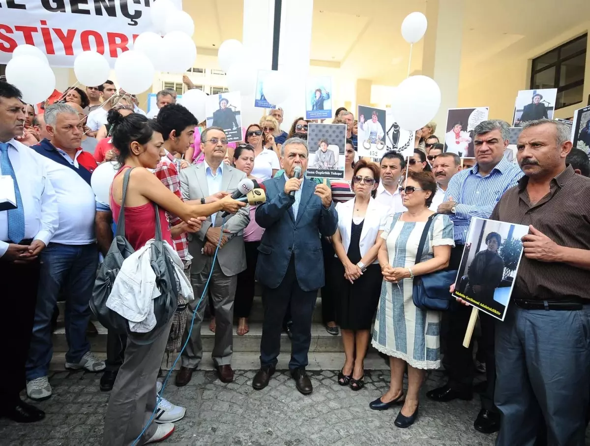 İzmir Belediyesi Davası Sanığı Şenel'e Doğum Günü Kutlaması Yapıldı