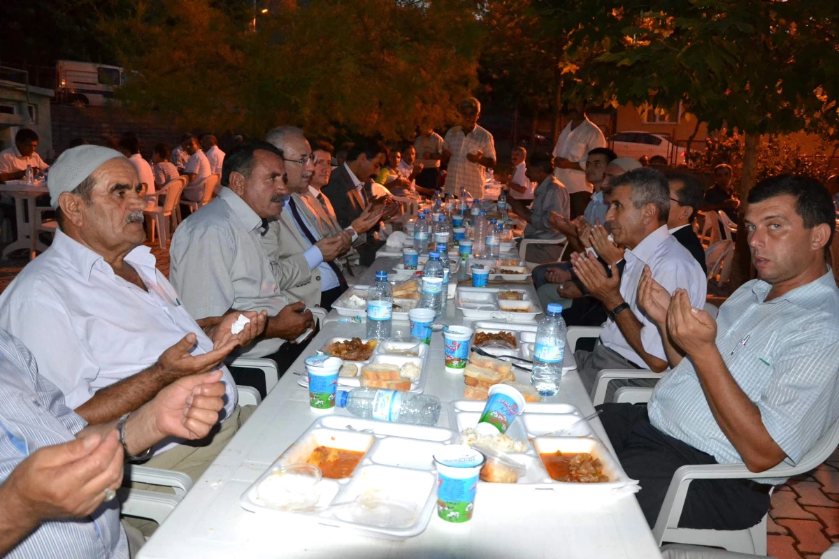 Vali Daşöz Turgut Özal Mahallesinde İftar Yemeğine Katıldı
