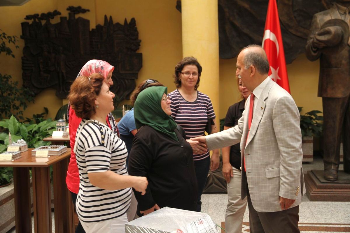 Vali Harput\'tan Kadınlara Hamur Yoğurma Makinesi