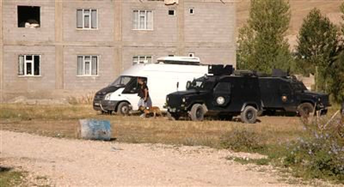 Van\'da Polise Aracına Silahlı Saldırı