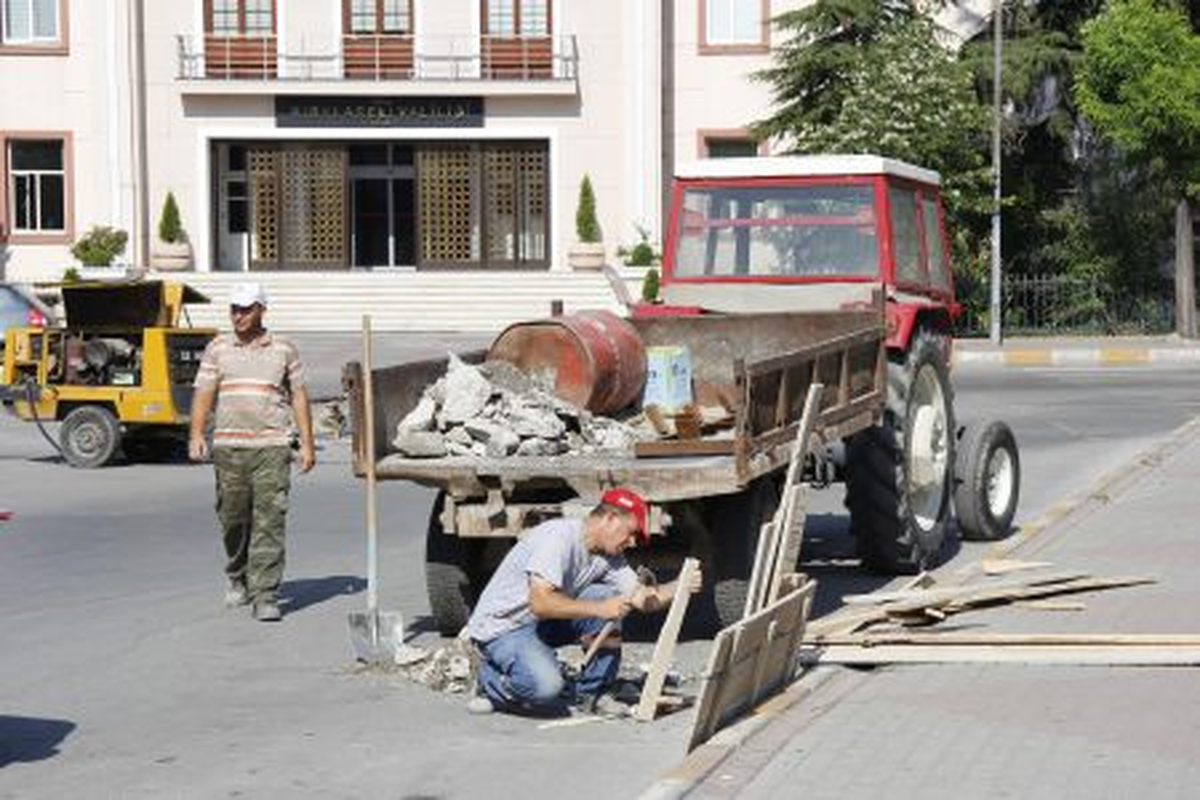 Vilayet Meydanındaki Eskiyen Izgaralar Değişti