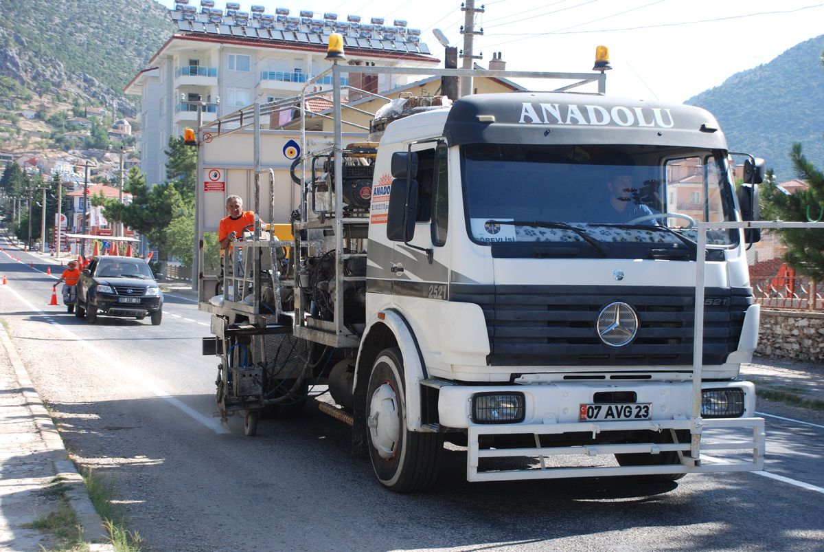 Yol Çizgileri Yenileniyor