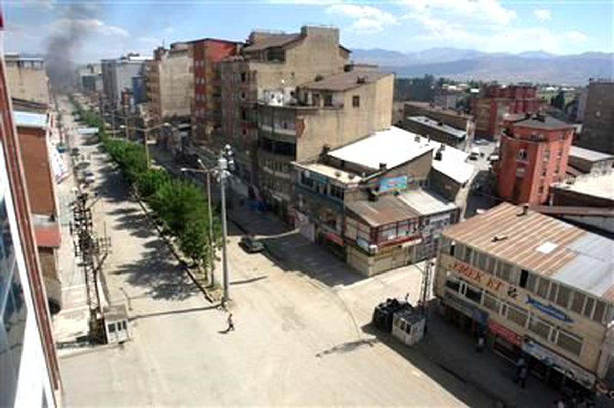 Yüksekova\'da Kepenkler Bugün de Açılmadı