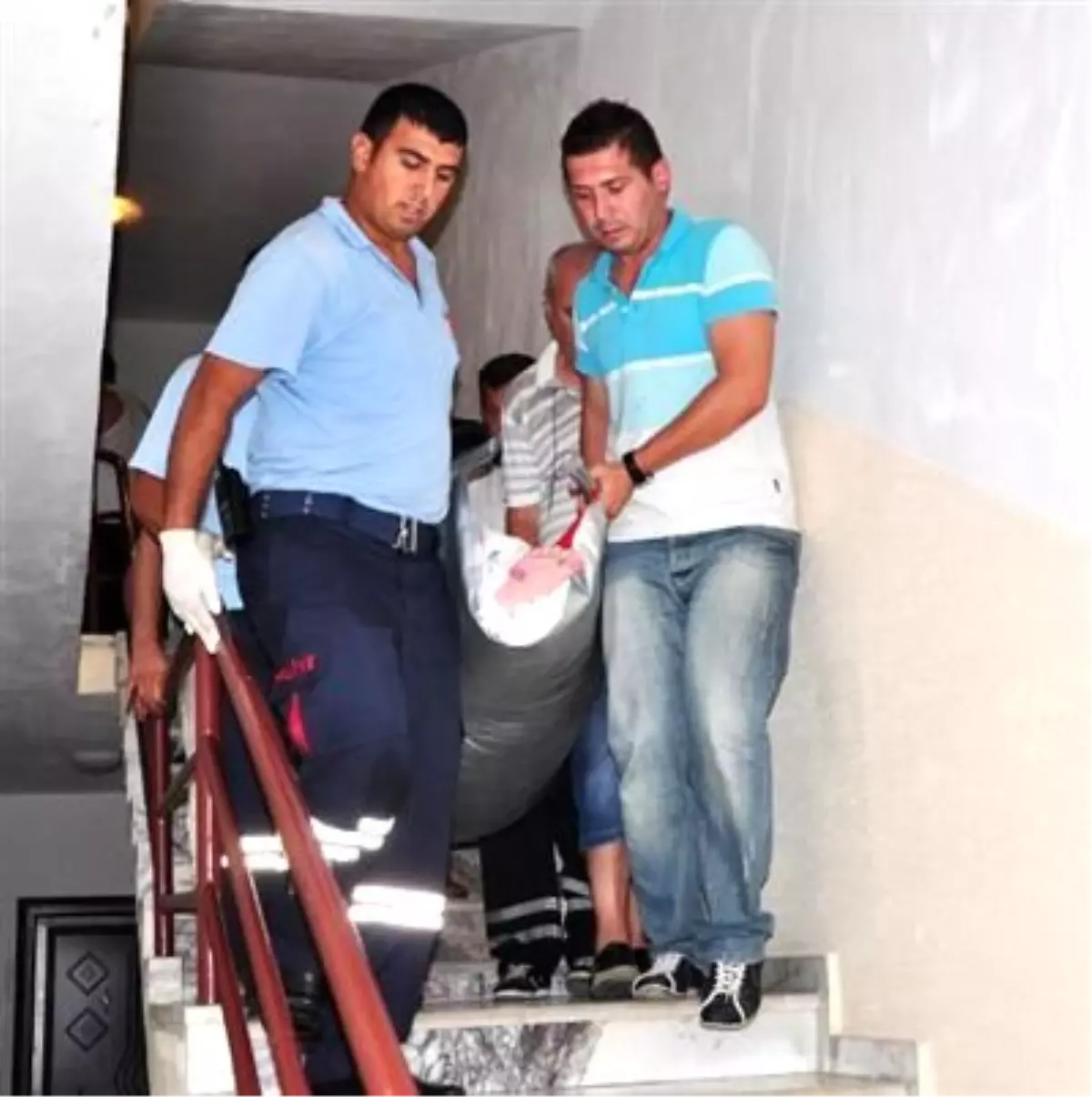 135 Kilogram Ağırlığındaki Kadını İtfaiye Evden Çıkardı