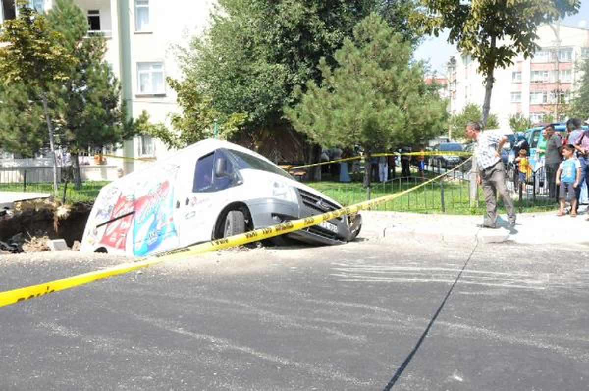 2 Gün Önce Asfaltlanan Yol Çöktü, Minibüs Çukura Düştü