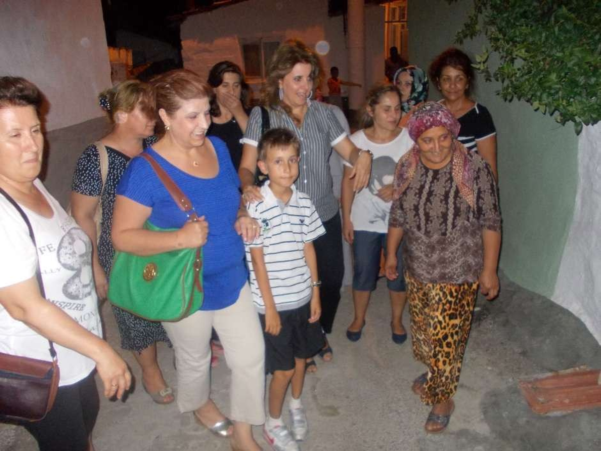 Ak Kadınlardan Çat Kapı Ziyaretleri