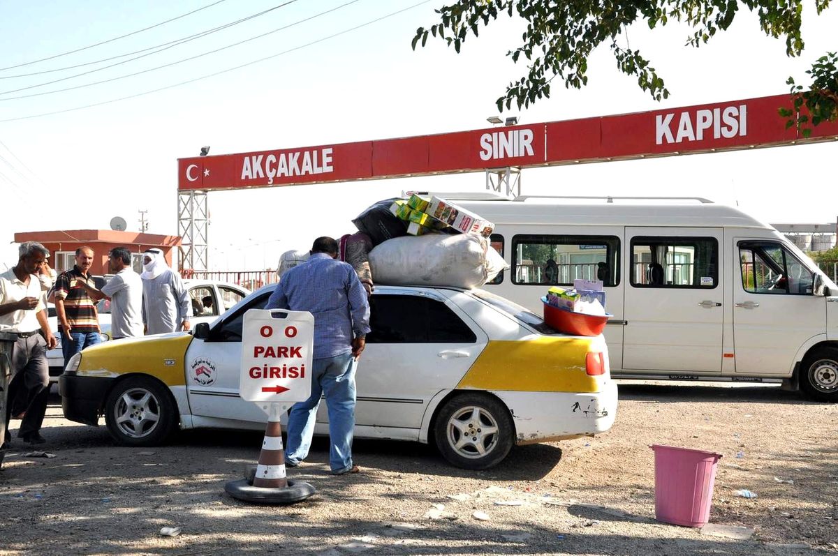 Akçakale Sınır Kapısı İki Ülkenin Yükünü Çekiyor