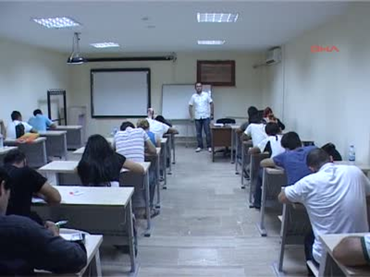 Artuklu Üniversitesi\'ndeki İlk Kürtçe Sınava 2 Bin 528 Başvuru ) 10 Merkezd Sınav