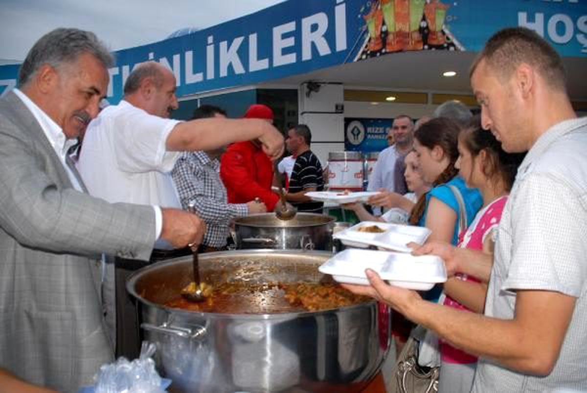 Bakan Yazıcı, Sarp Sınır Kapısı\'na Baskın Düzenledi, Bilgisayarda Oyun Oynayan Memuru Azarladı (2)