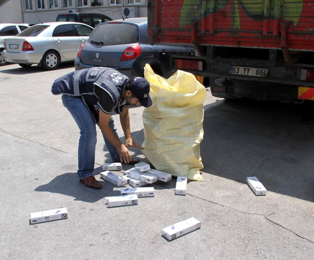 Bakliyat Arasından 35 Bin Paket Kaçak Sigara Çıktı