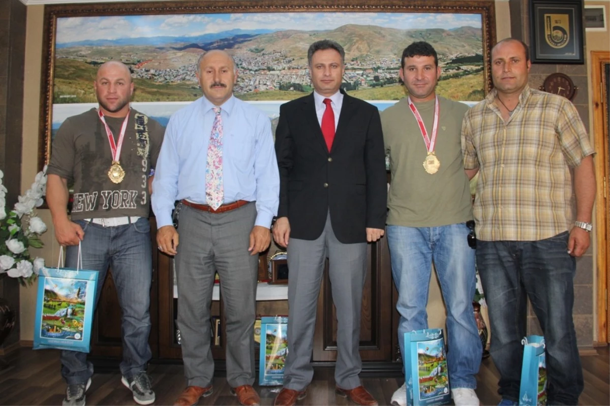 Bilek Güreşi Sporcularından Belediye Başkanı Polat\'a Ziyaret