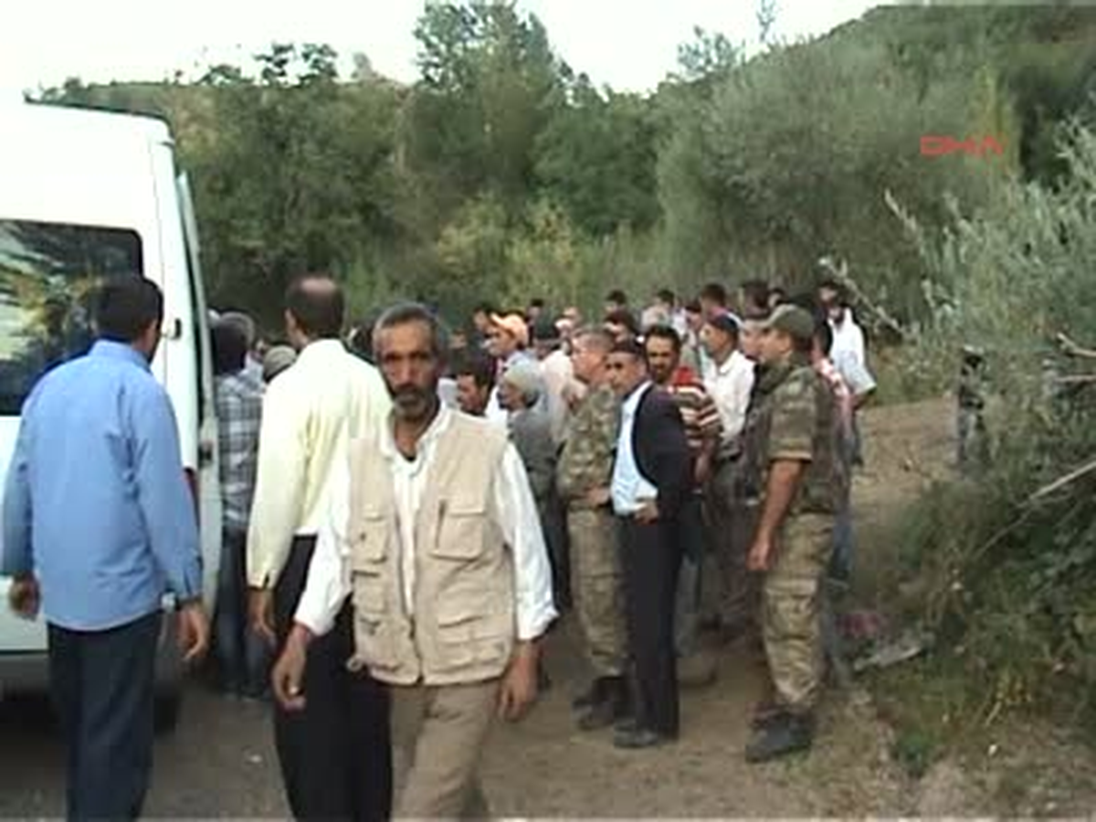 Bingöl\'de Minibüs Şarampole Yuvarlandı; 4 Ölü, 8 Yaralı