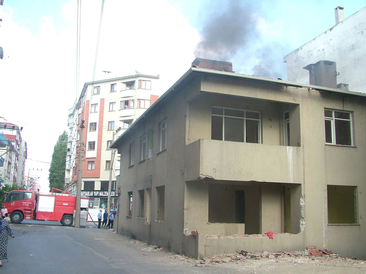 Boşaltılan Binada Çıkan Yangın Korkuttu