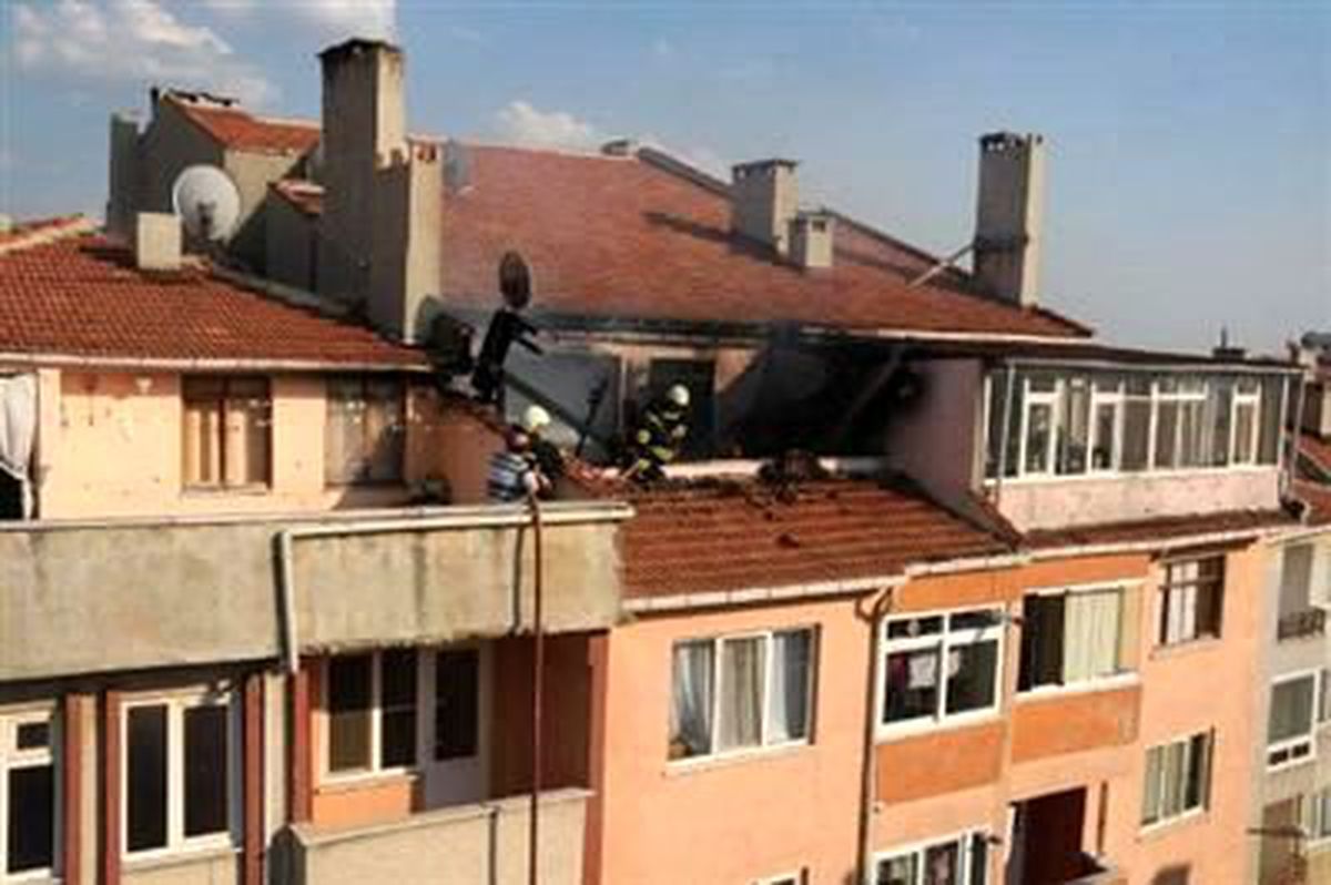 Çatı Yangını Mahalleliyi Sokağa Döktü