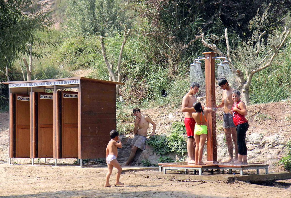 Dilovası Halkı Tavşancıl Plajı\'nda Serinliyor