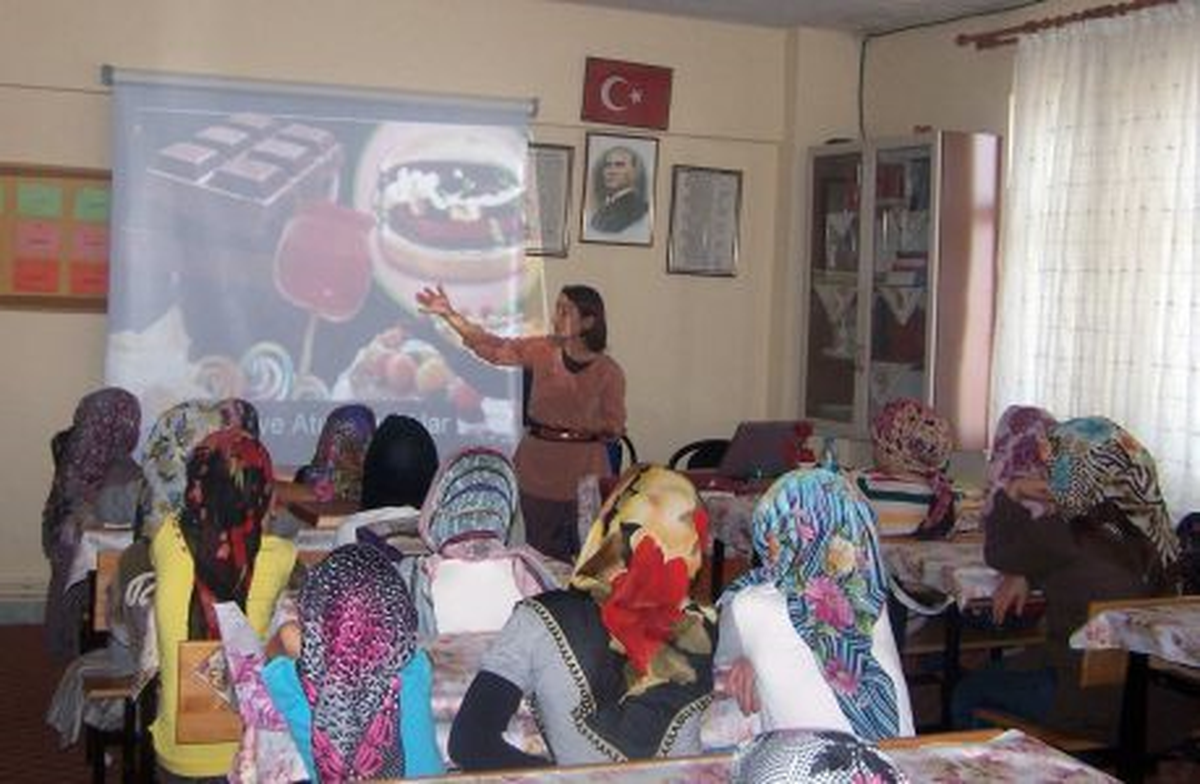 Dilovası Sakinleri Tavşancıl Plajı\'nda Serinliyor