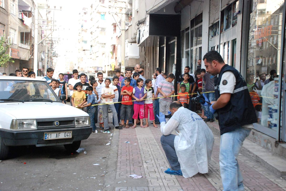 Diyarbakır\'da El Yapımı Bomba Patladı: 2 Yaralı