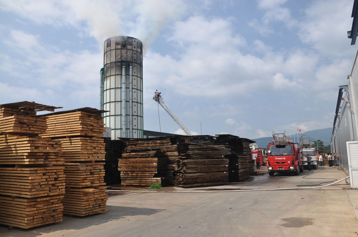 Düzce\'de Orman Ürünleri Fabrikasında Yangın