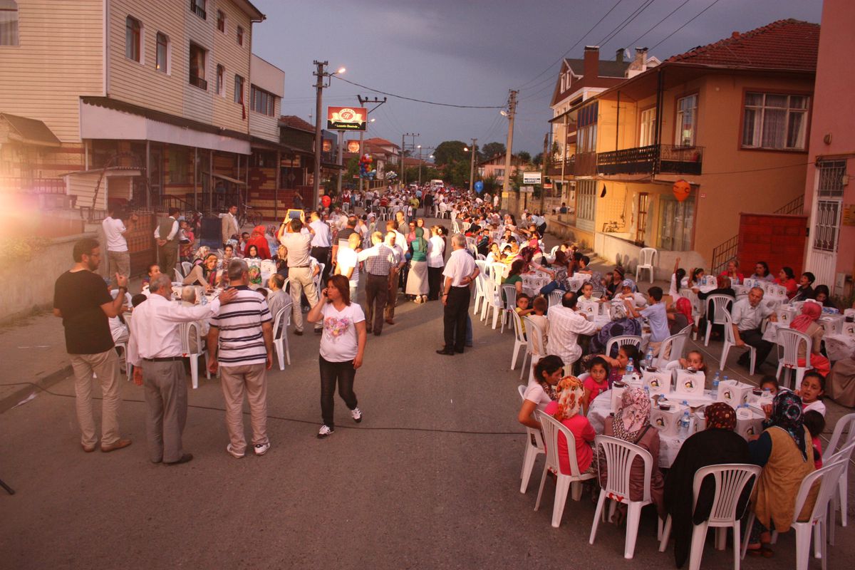 Düzce Valisi ve Belediye Başkanı Mahalle İftarında
