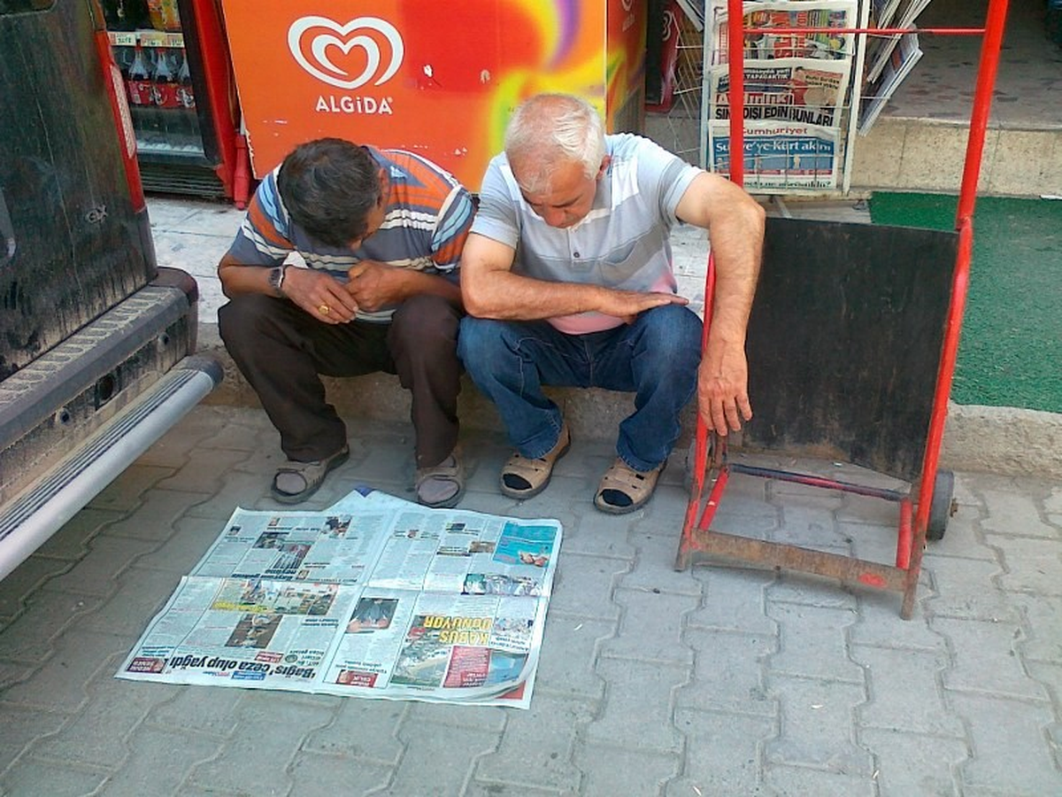 Gazeteyi Yere Sererek Okuyorlar
