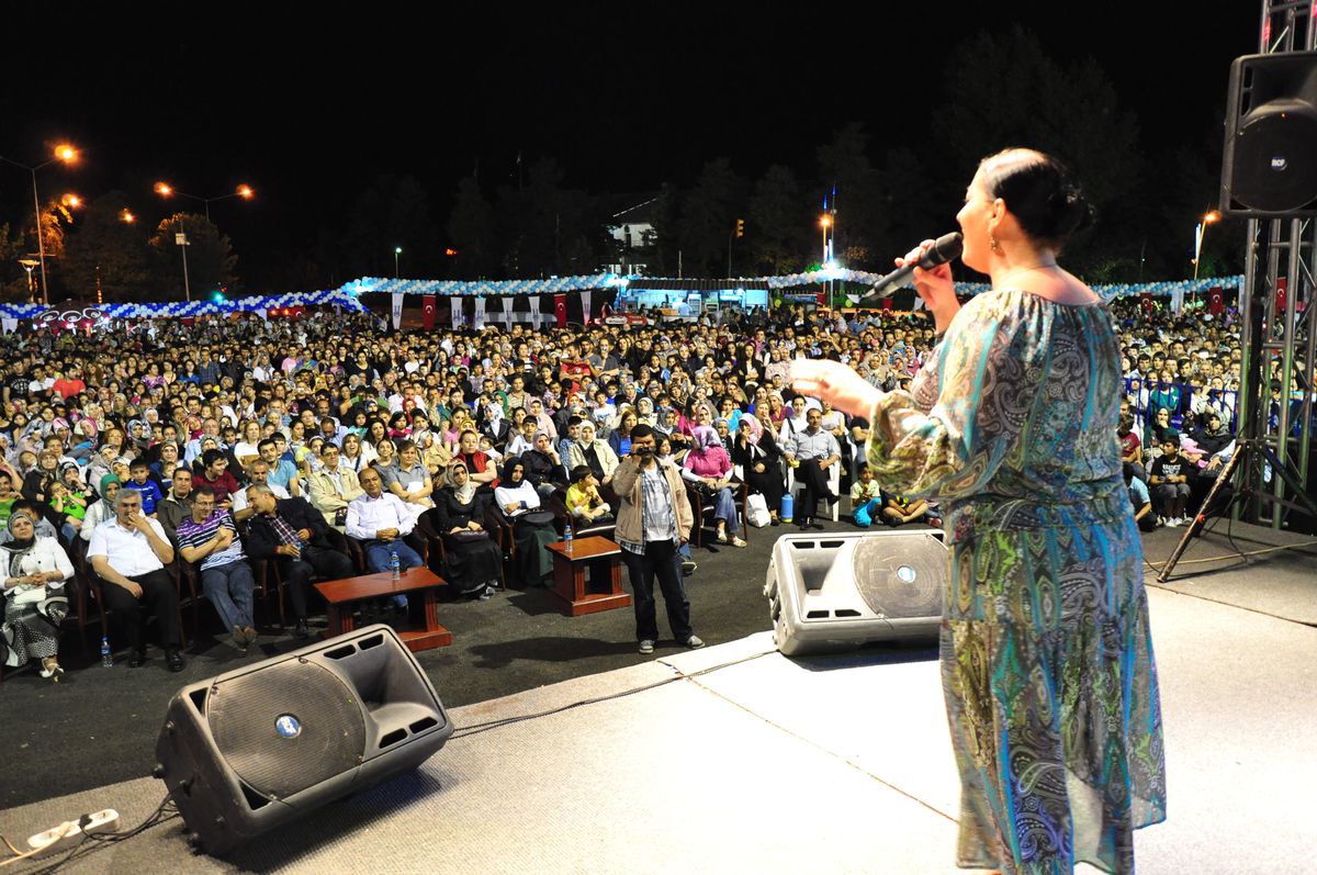Gülay, Erzurumluları İftar Sonrası Coşturdu