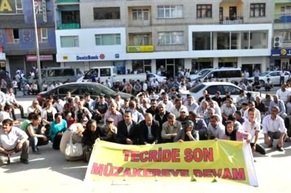 Hakkari\'de Öcalan İçin Oturma Eylemi