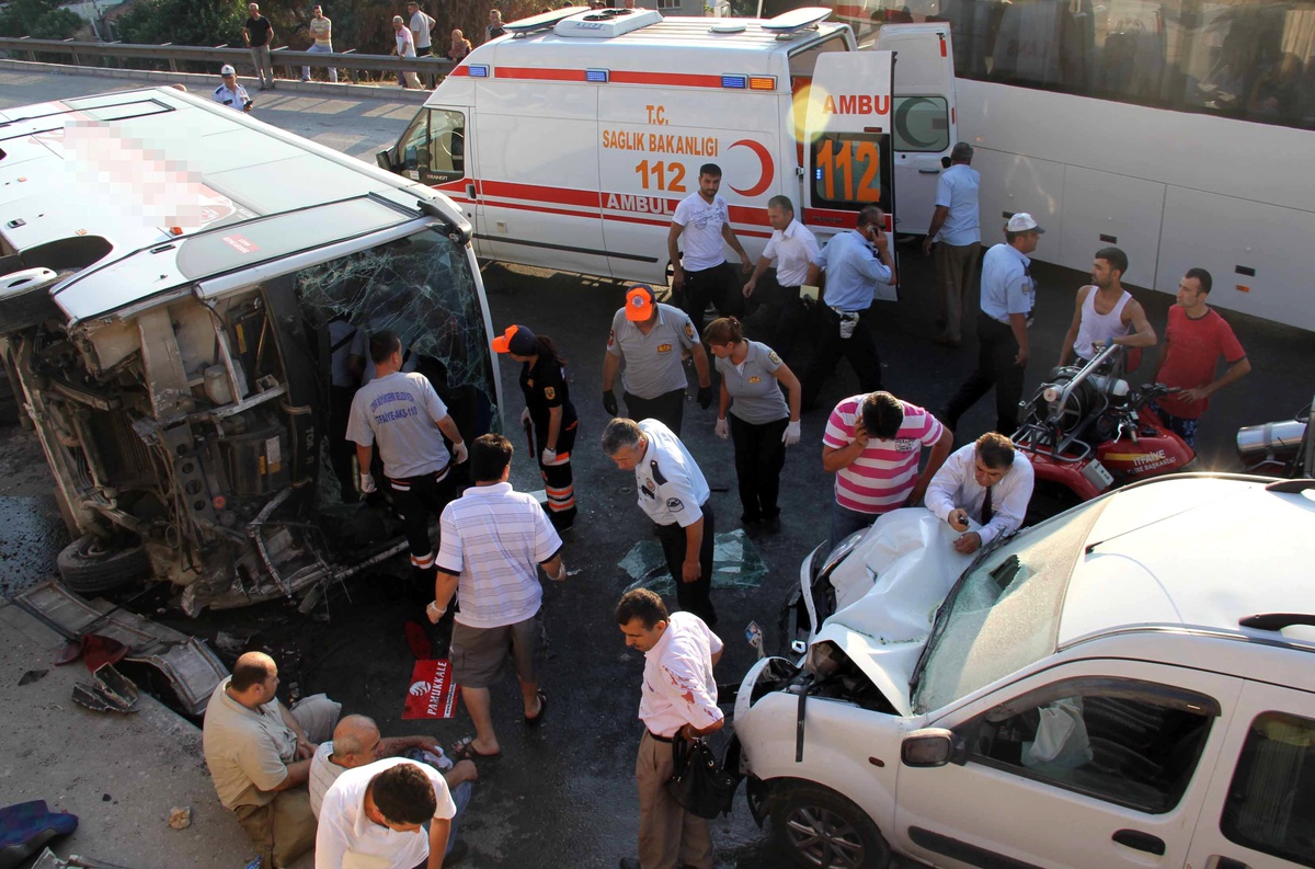 İzmir\'de Zincirleme Trafik Kazası: 14 Yaralı