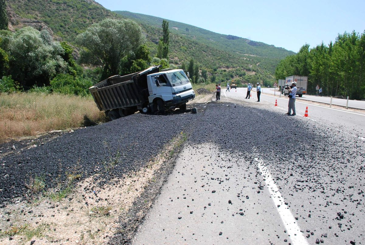 Kamyon Devrildi, Asfalt Malzemesi Yola Saçıldı