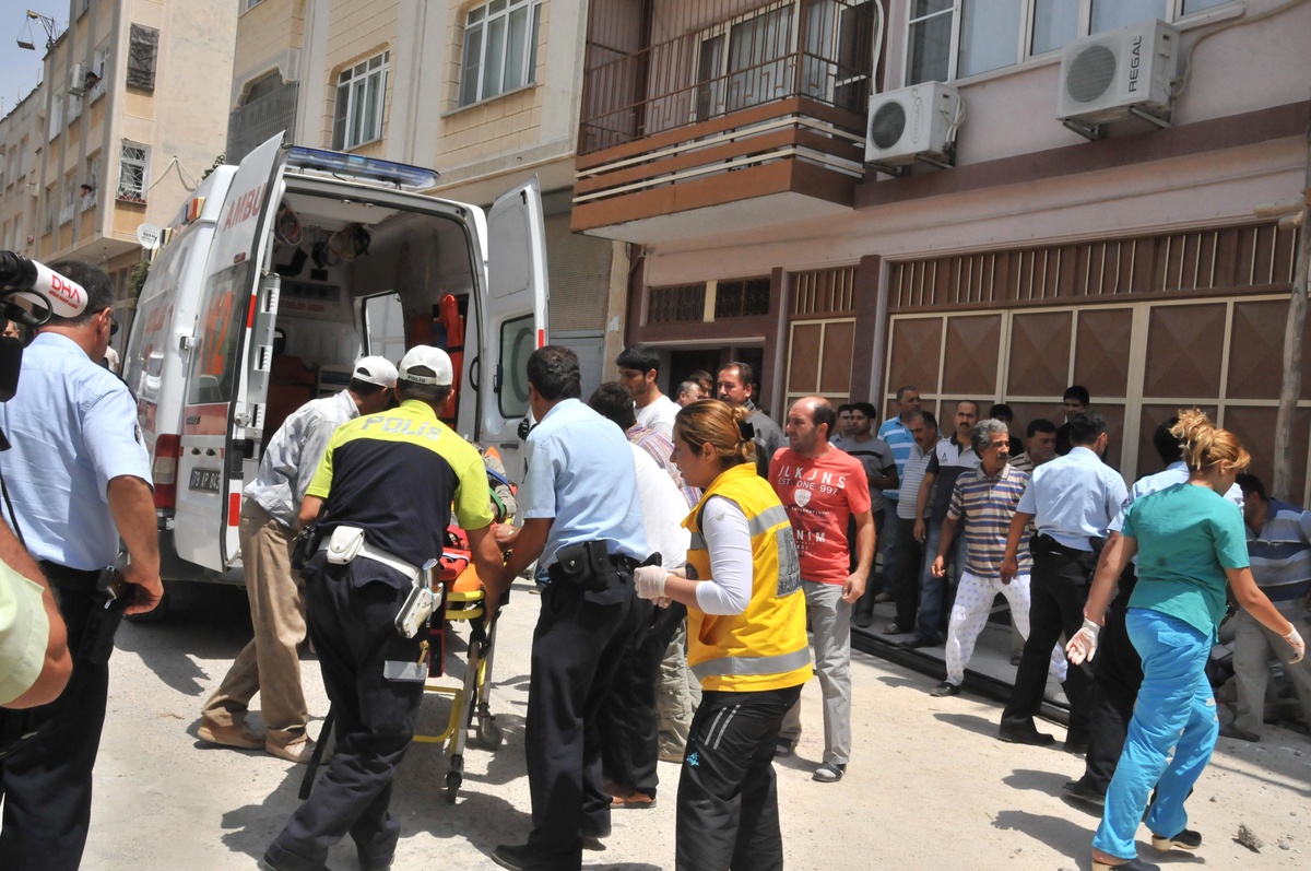 Kilis\'te İskelenin Çökmesi Sonucu Yere Düşen 3 İşçiden Biri Öldü