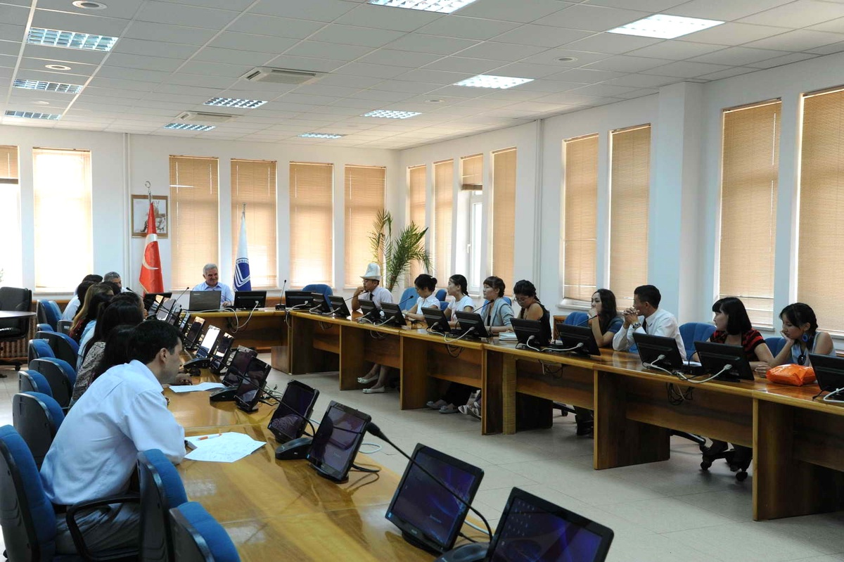 Kırgız Öğrencilerden Rektör Elmas\'a Ziyaret