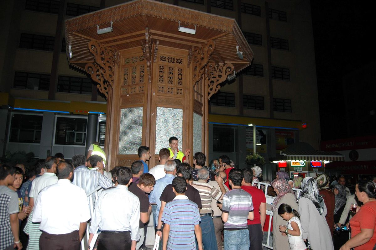 Malatyalılar, Çeşmeden Akan Şerbete Yoğun İlgi Gösteriyor