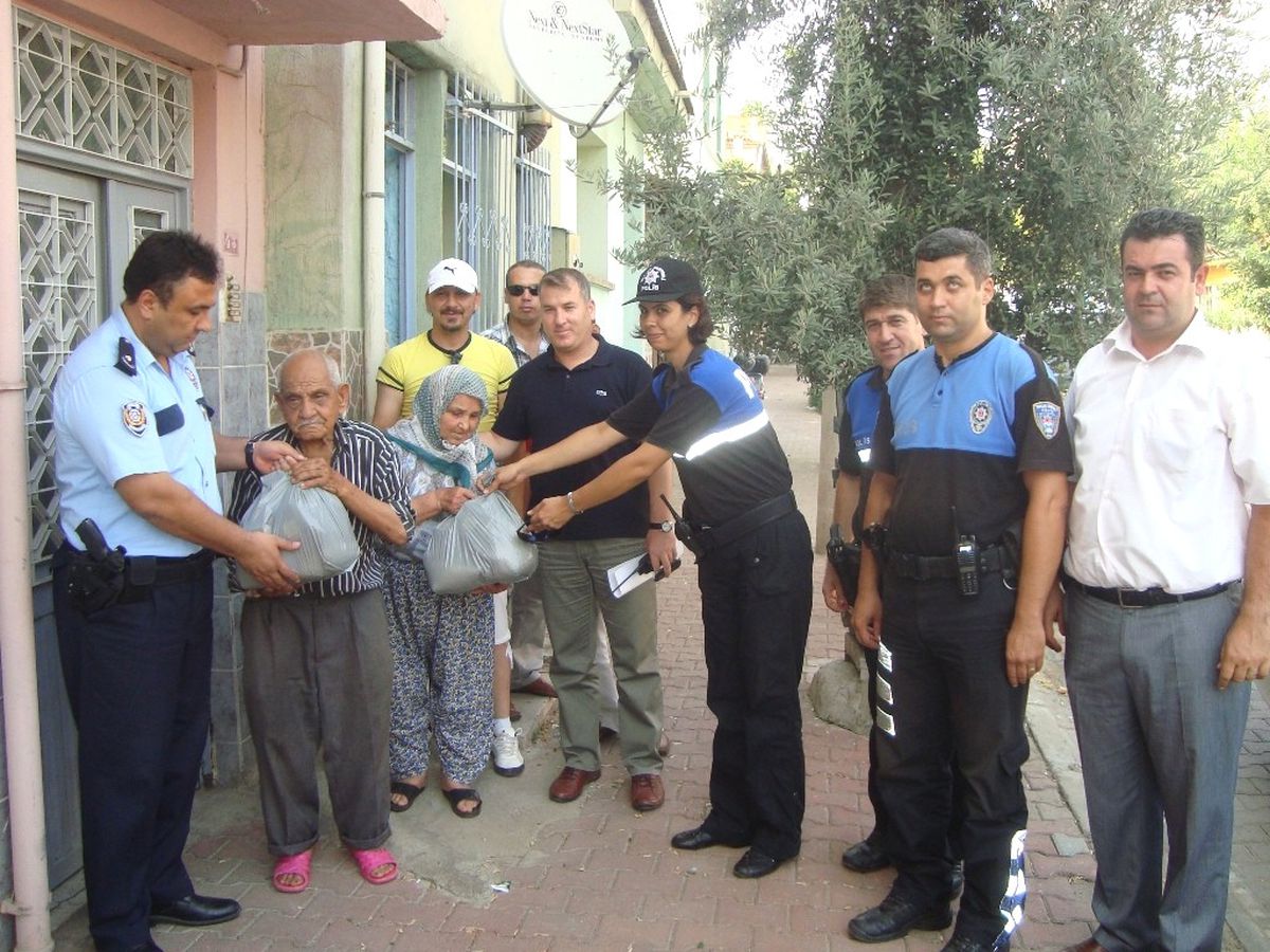 Ödemiş Polisi 90 Aileye Erzak Yardımında Bulundu