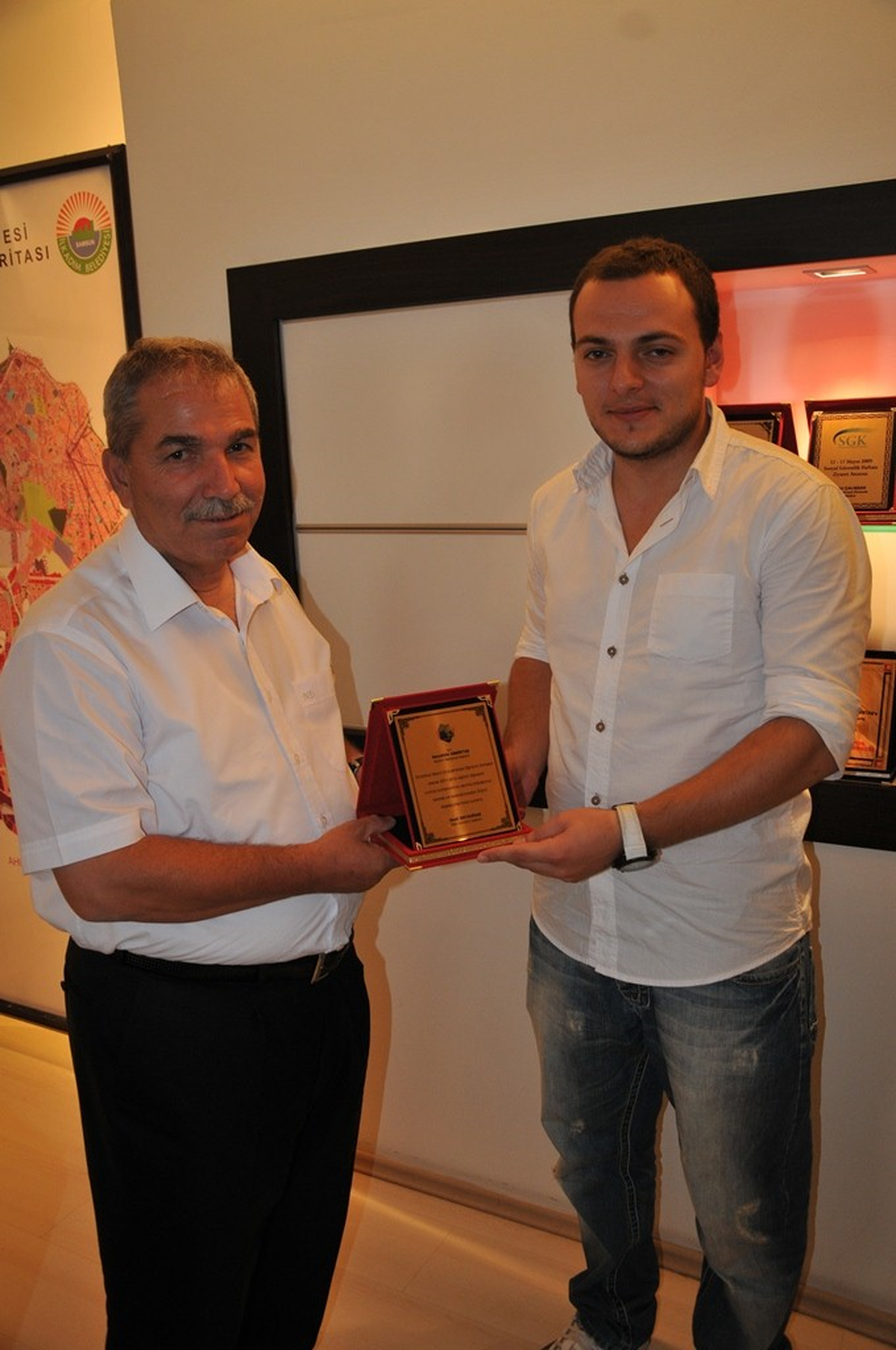 Omü Öğrenci Konseyi\'nden Demirtaş\'a Plaket