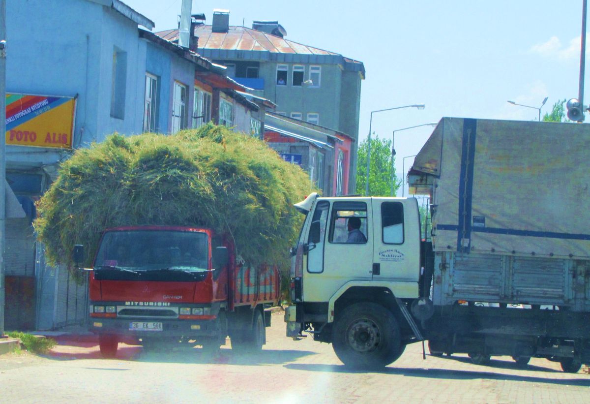 Ot Yüklü Traktörler Tehlike Saçıyor