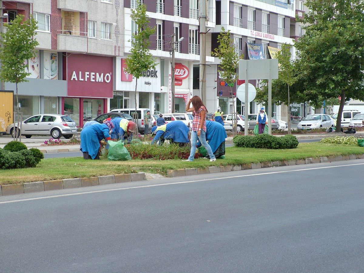 Park ve Bahçeler Müdürlüğü Ekiplerinden Temizlik Çalışması