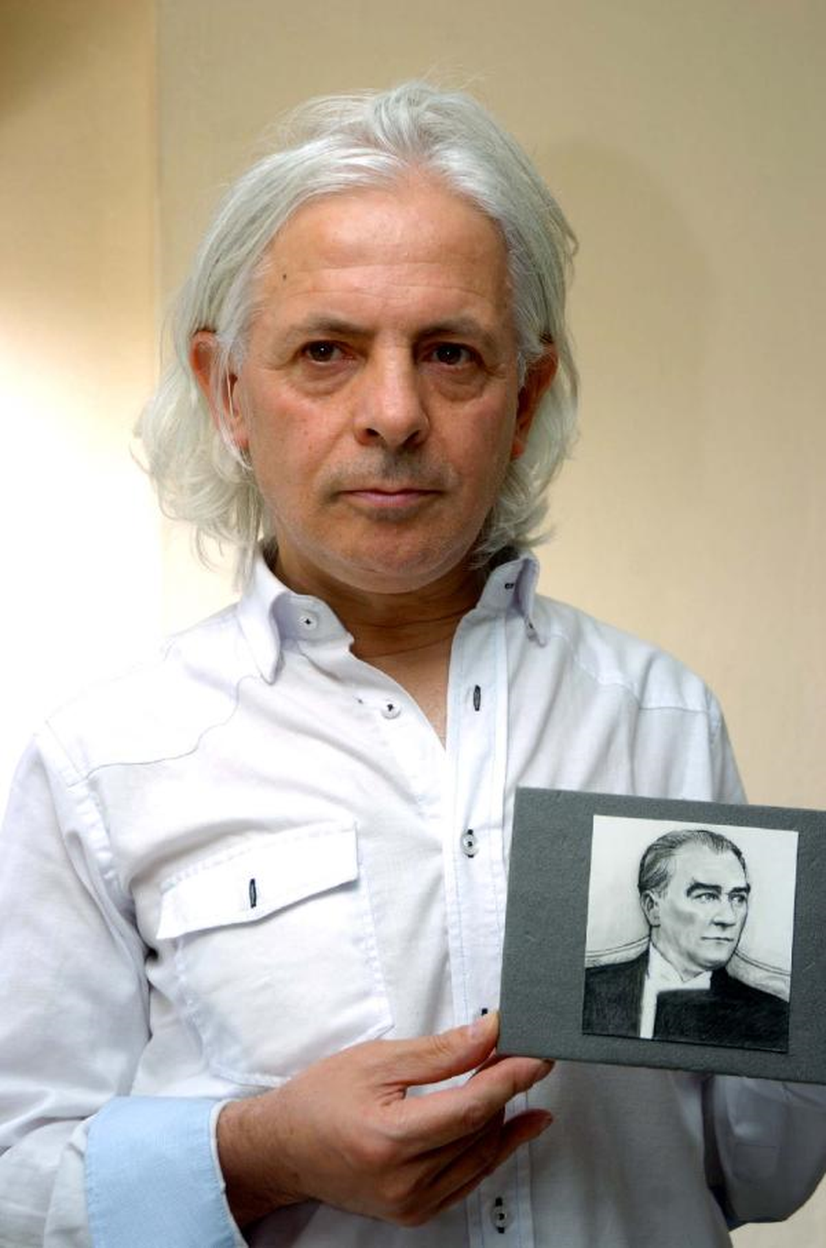 Ressam Acar, Karakalemle Atatürk'ün En Küçük Portresini Çizdi