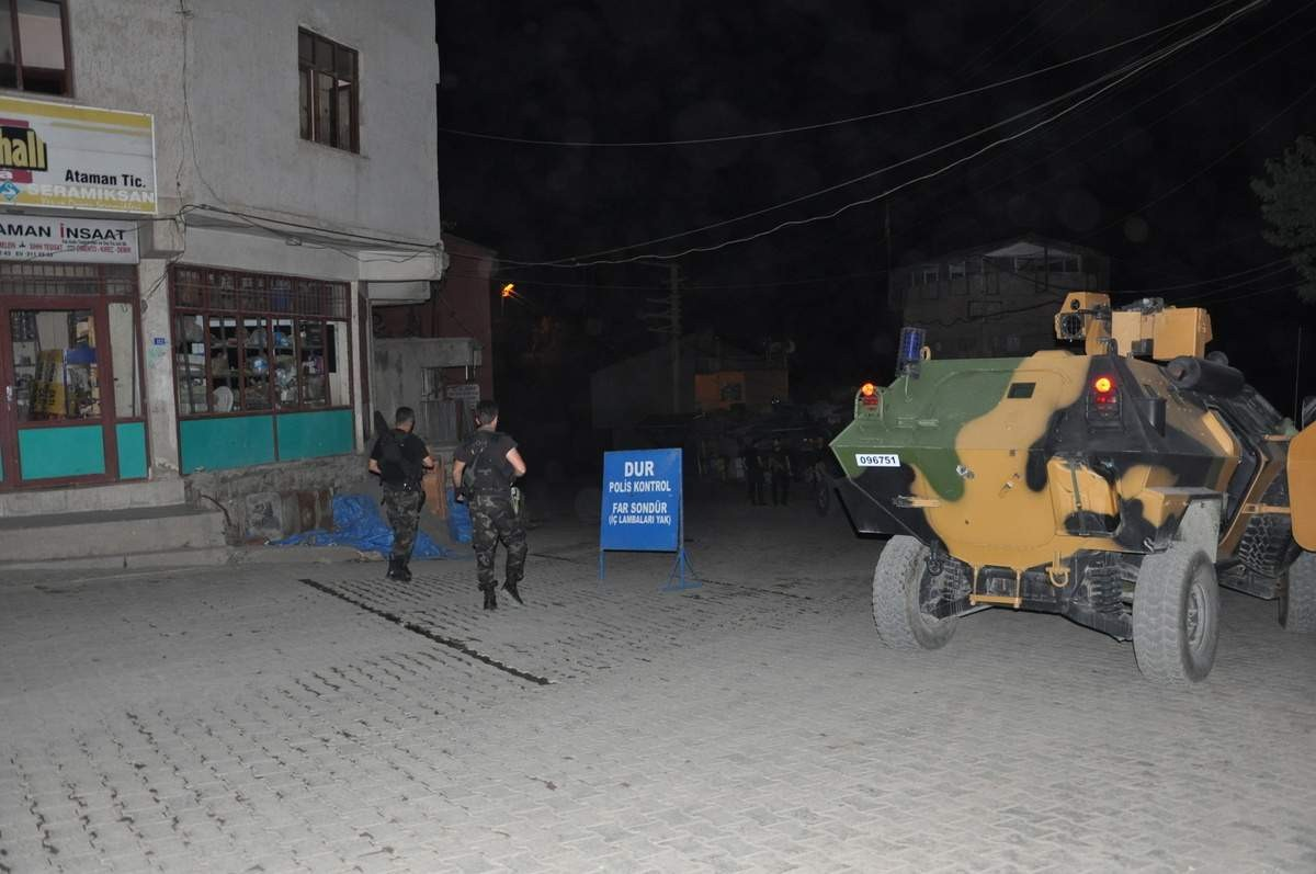 Polis Aracına Ses Bombalı Saldırı