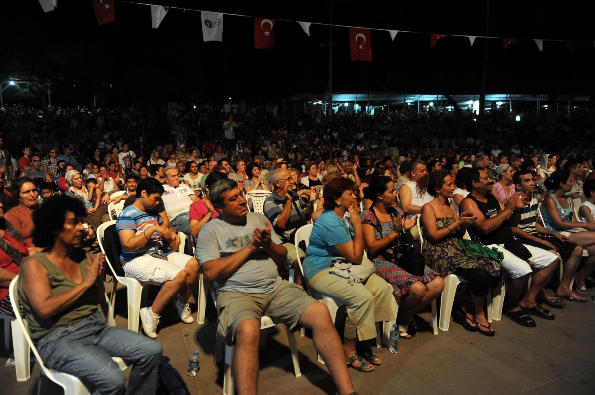 Sunay Akın \'Mahya Işıkları\'nda Antalyalılarla Buluştu