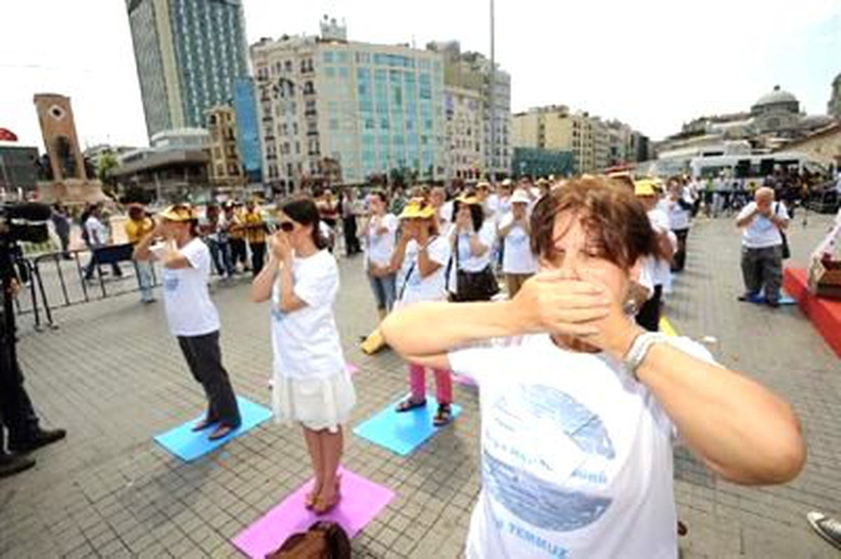 Taksim\'de Dünya Hepatit Günü\'nde "Üç Maymun Eylemi"