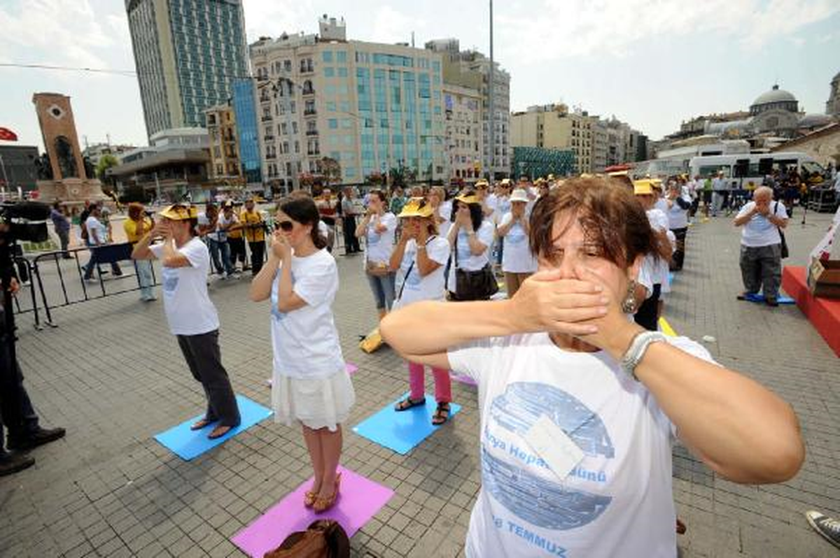 Taksim\'de Hepatite Karşı Tüm Dünya ile Aynı Anda 3 Maymun Hareketi