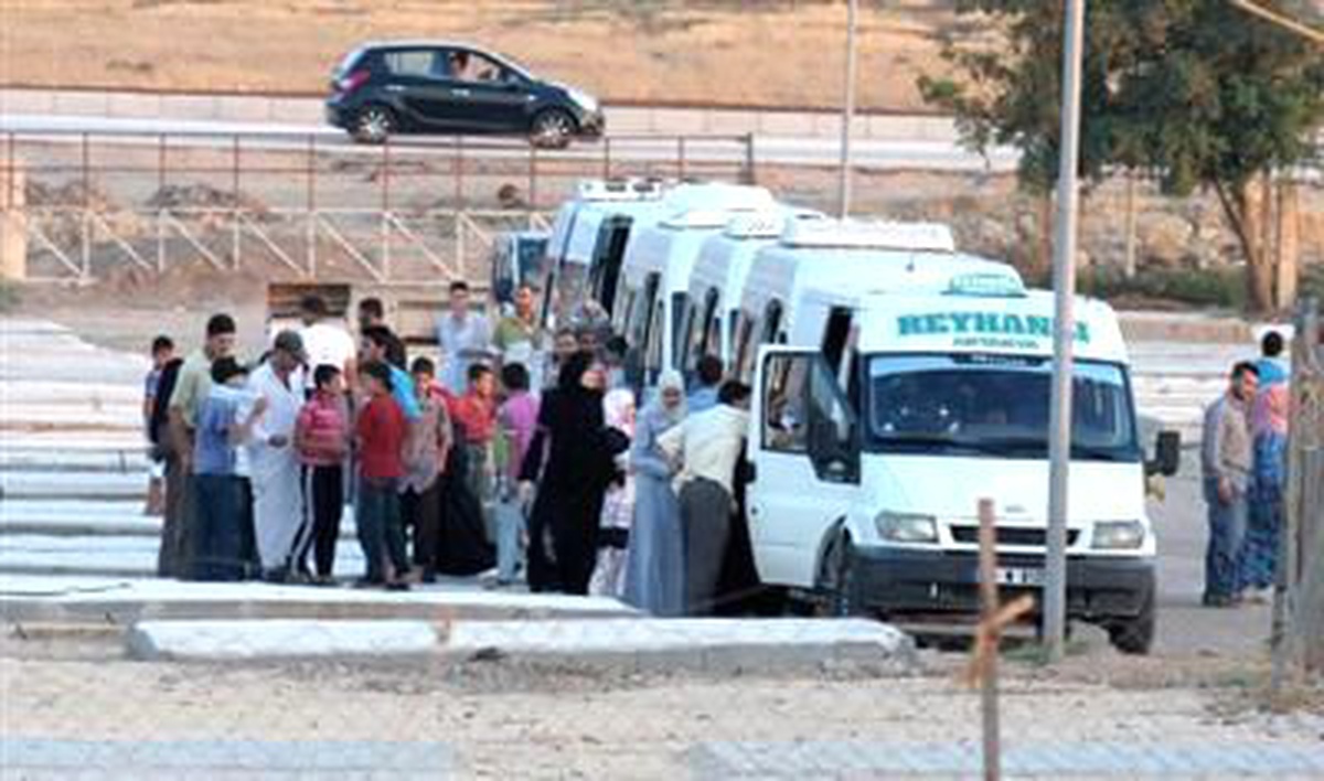 Ülkelerindeki Olaylardan Kaçan, Arasında Yaralıların ve Askerlerin de Bulunduğu 165 Suriyeli...