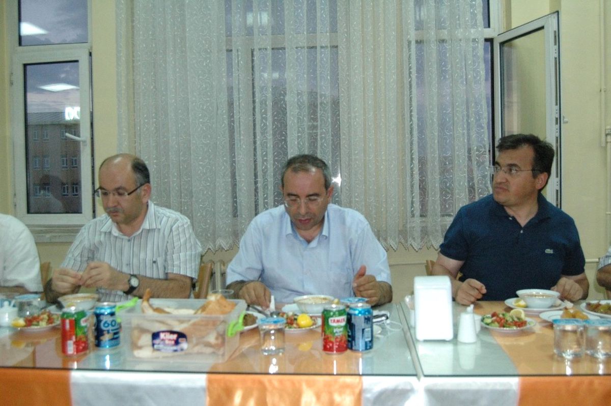Üniversite Personeli ile Öğrencilere İftar Yemeği