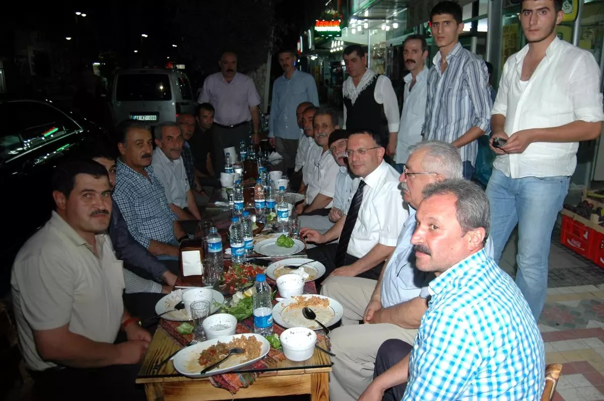 Vali Saran İftarını Esnafla Birlikte Açtı