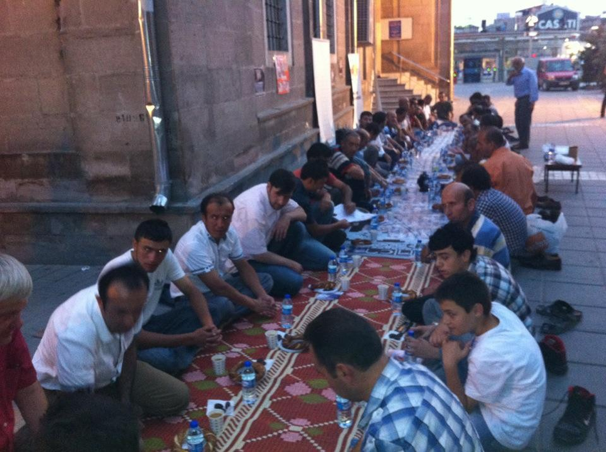 Açlık Çeken Müslümanlar İçin İftar Açıp Dua Ettiler
