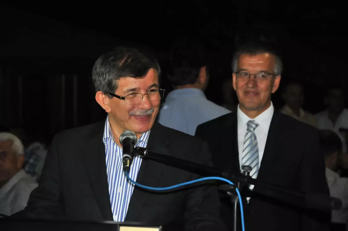 Bakan Davutoğlu\'na \'Altın Kavuk\' Ödülü