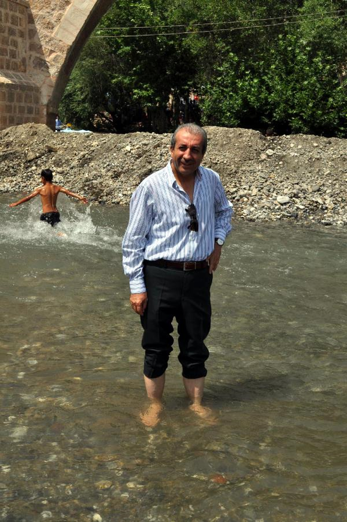 Bakan Eker, Ayaklarını Suya Sokarak Serinledi
